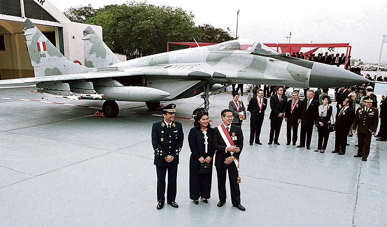 The ceremony at which former President Fujimori accepted the 18 MiG-29 airplanes purchased from Belarus. Photo republished from La República. https://larepublica.pe/politica/2020/11/19/descubren-coima-a-coronel-fap-designado-por-fujimori-para-comprar-aviones-mig-29/